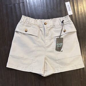 NEW Studio Women's Beige Cargo Shorts Size Medium